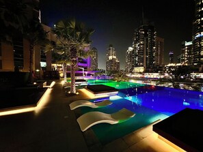 Outdoor pool - Modern 2 BR Apartment with stunning Marina Views (Dubai)