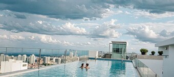 Luxury 2-bedroom condo with Infinity Pool & Gym