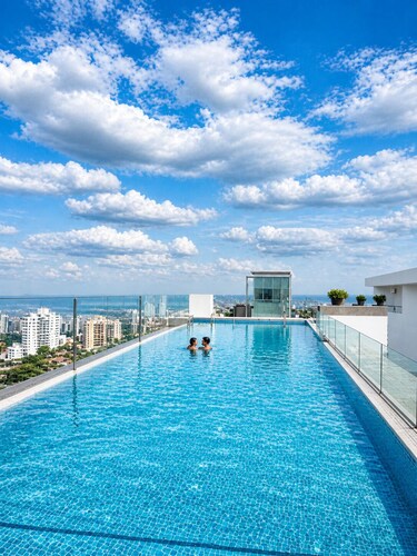 Luxury 2-bedroom condo with Infinity Pool & Gym