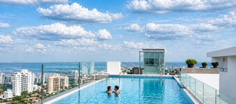 Luxury 2-bedroom condo with Infinity Pool & Gym