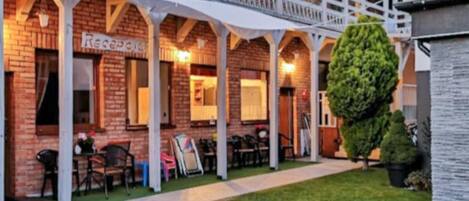 屋外ダイニングエリア