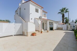 Unclassified image, 3 of 25, button - Semi-Detached Home with Private Garden (Reitani)
