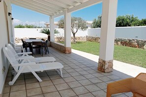 Outdoor dining - Semi-Detached Home with Private Garden (Reitani)