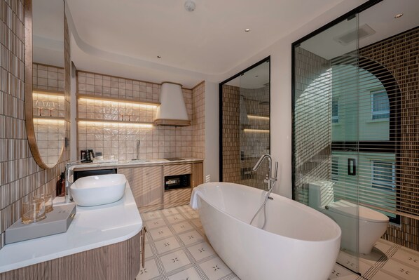 Artículos de tocador gratuitos, secador de pelo, pantuflas, toallas