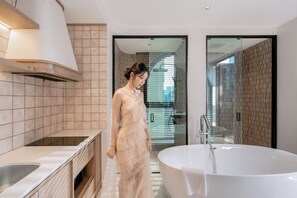 Kostenlose Toilettenartikel, Haartrockner, Hausschuhe, Handtücher