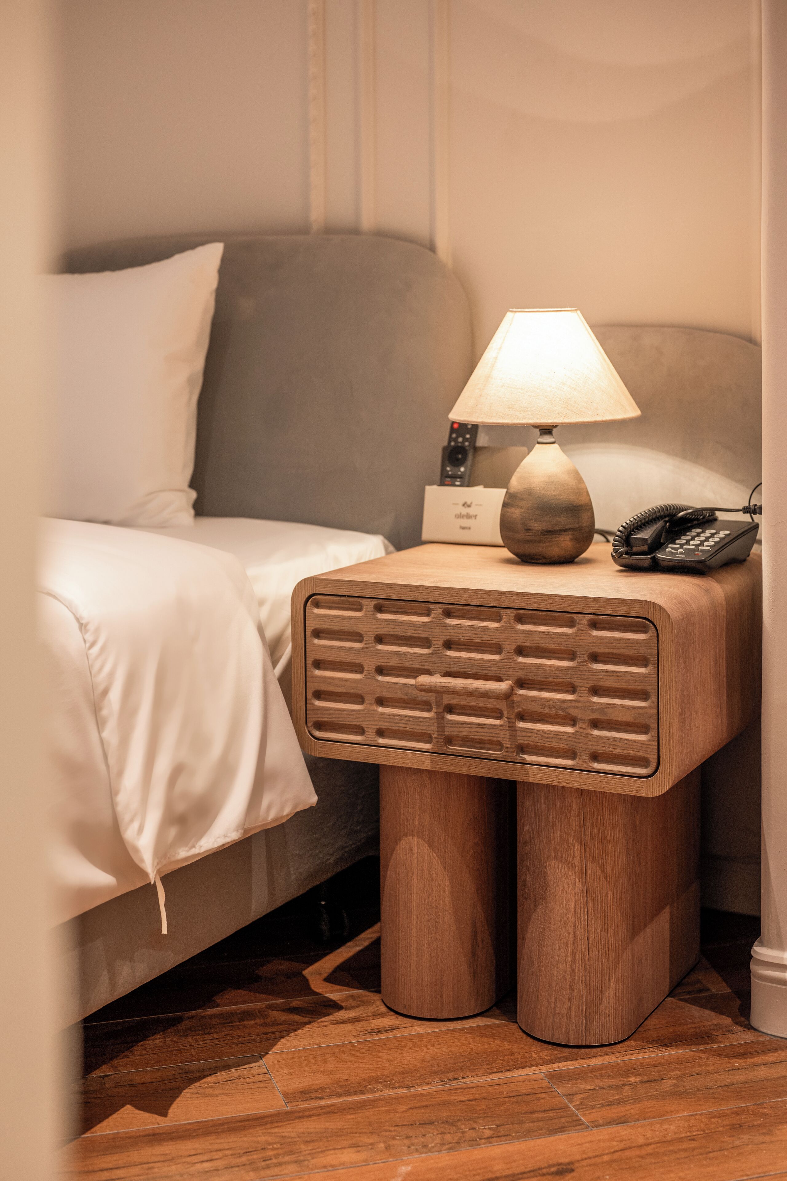 ميني بار وخزنة داخل الغرفة وستائر تعتيم وواي فاي مجانًا