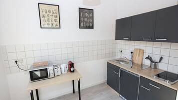 KylskÄp, mikrovÄgsugn, spishÀll och kaffe- och tebryggare