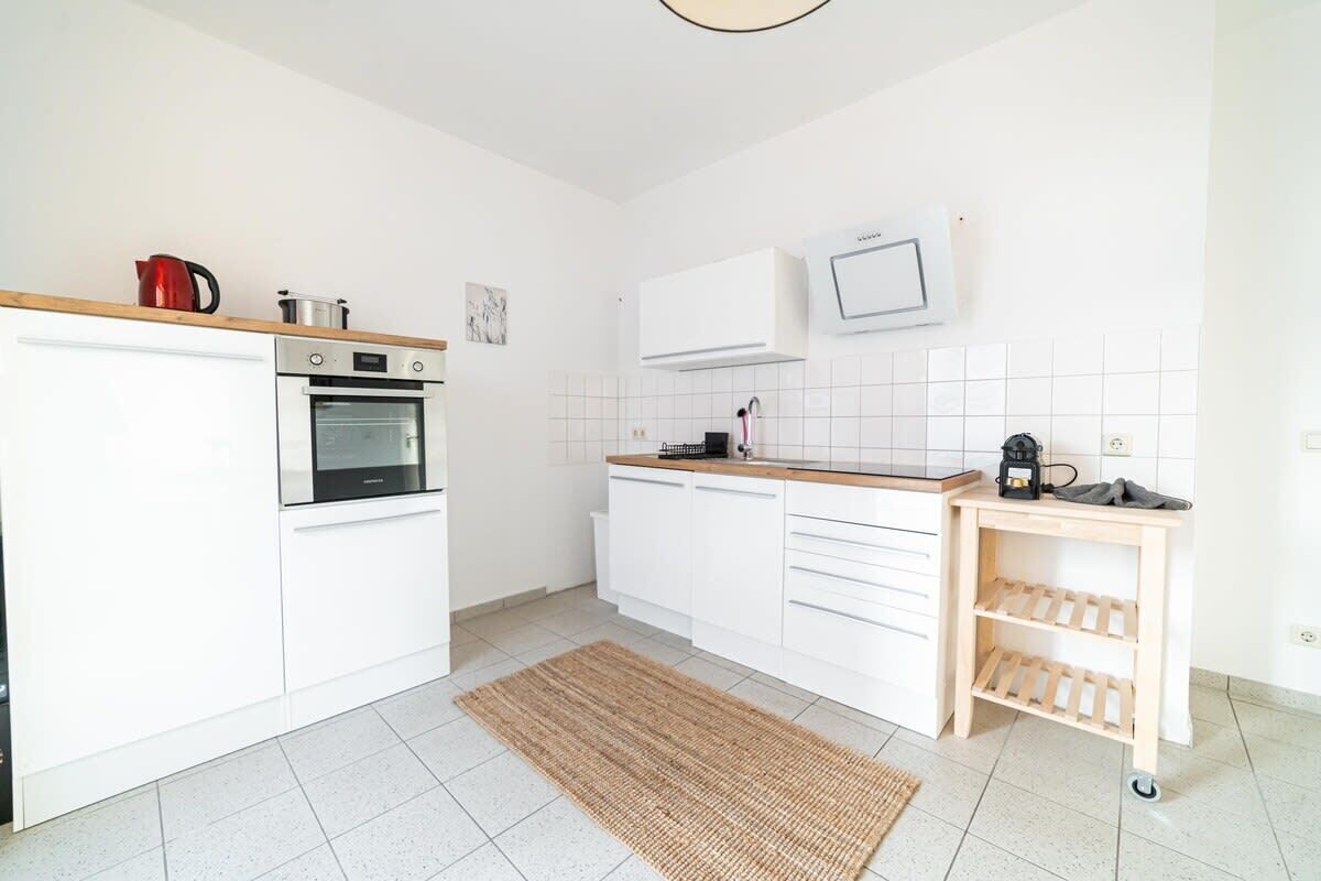 Uuni, liesi, kahvin-/teenkeitin, keittoastiat/astiat/ruokailuvälineet