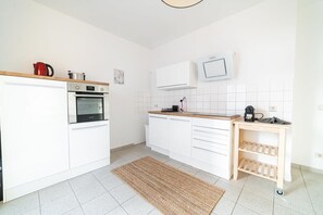 Uuni, liesi, kahvin-/teenkeitin, keittoastiat/astiat/ruokailuvälineet