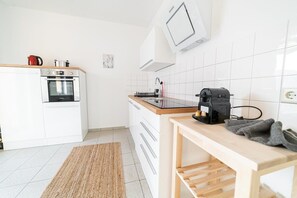 Ovn, kogeplade, kaffe-/temaskine, køkkentøj/tallerkener/redskaber