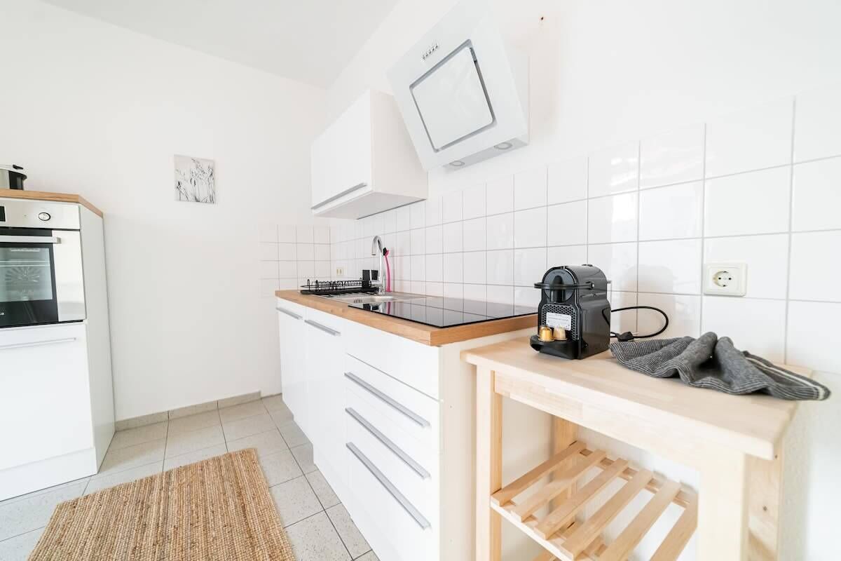 Ovn, kokeplater, kaffetrakter/tekoker og kjøkkenutstyr