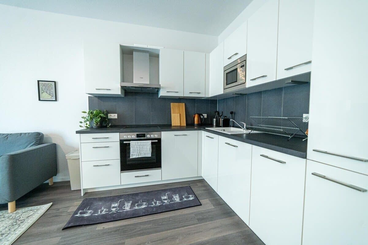 Kühlschrank, Ofen, Herdplatte, Wasserkocher mit Kaffee-/Teezubehör