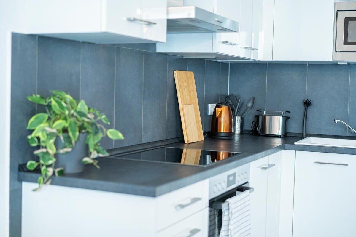 Kühlschrank, Ofen, Herdplatte, Wasserkocher mit Kaffee-/Teezubehör