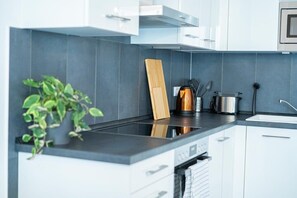 Kühlschrank, Ofen, Herdplatte, Wasserkocher mit Kaffee-/Teezubehör