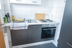 Kühlschrank, Ofen, Herdplatte, Wasserkocher mit Kaffee-/Teezubehör