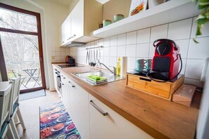 Kühlschrank, Herdplatte, Kochgeschirr/Geschirr/Besteck