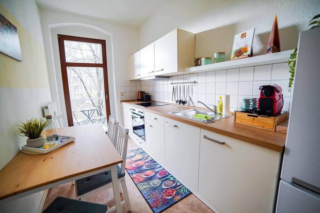 Kühlschrank, Herdplatte, Kochgeschirr/Geschirr/Besteck