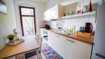 Kühlschrank, Herdplatte, Kochgeschirr/Geschirr/Besteck