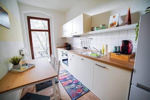 Køleskab, kogeplade, køkkentøj/tallerkener/redskaber