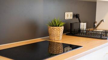 Jääkaappi, uuni, liesi, kahvin-/teenkeitin