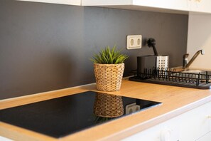 Refrigerador, horno, parrilla de estufa y cafetera y tetera