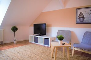 TV - FullHouse | Chemnitz | M45 Cappuccino | 2 Bedroom (Chemnitz)