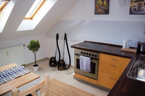 Réfrigérateur, four, plaque de cuisson, cafetière/bouilloire