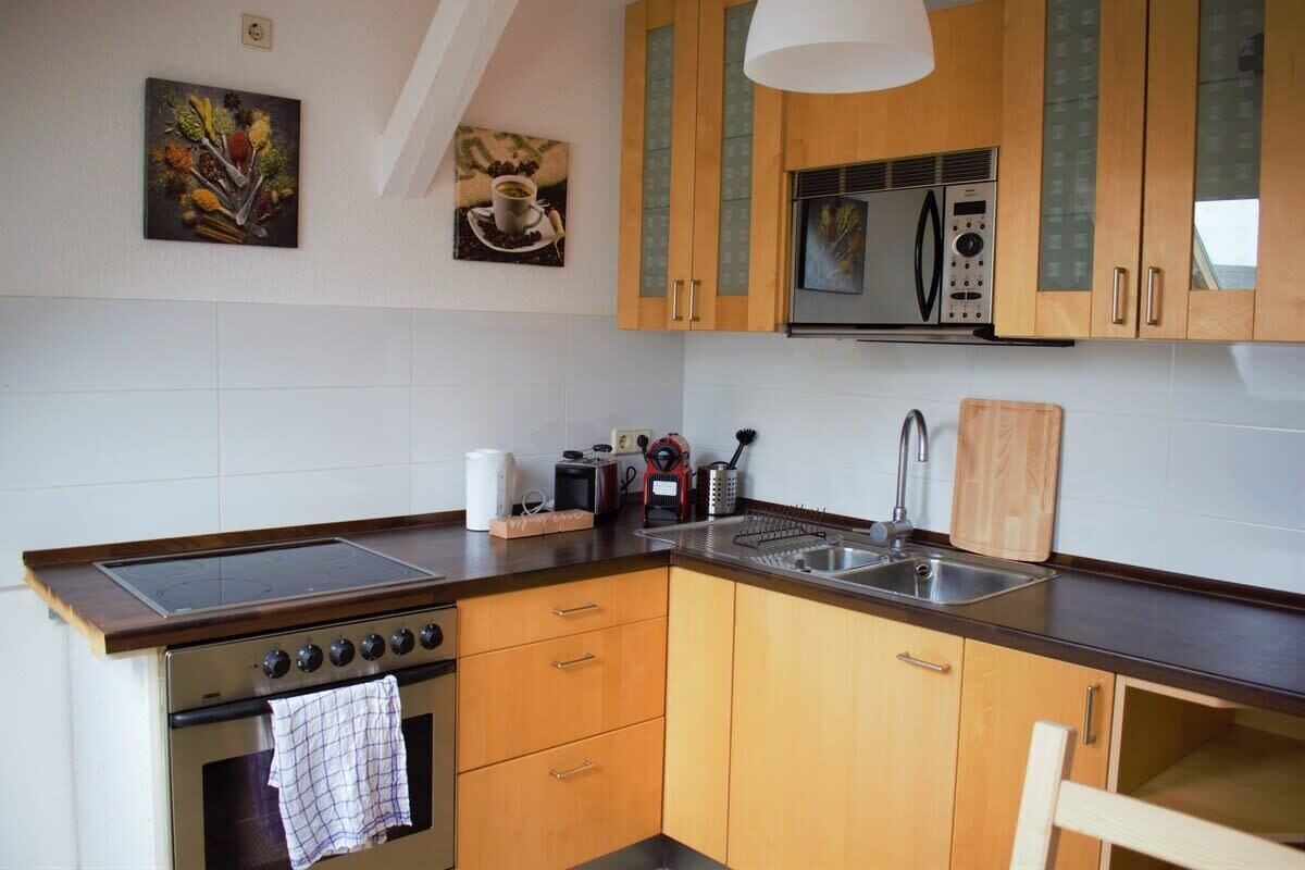 Fridge, oven, stovetop, coffee/tea maker