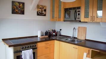 Fridge, oven, stovetop, coffee/tea maker