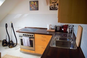 Frigorifero, forno, piano cottura, macchina per tè/caffè