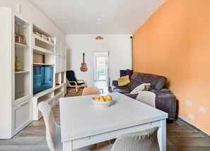 Smart TV - At the Historic Center - 4 minutes from the sea. Large terrace Climbing gym (Sorso)