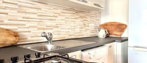 Réfrigérateur, micro-ondes, plaque de cuisson, lave-vaisselle