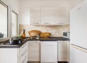 Fridge, microwave, stovetop, dishwasher - At the Historic Center - 4 minutes from the sea. Large terrace Climbing gym (Sorso)