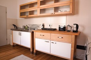 Microwave, cookware/dishes/utensils - FullHouse | Halle | T28 Panda Apt. (Halle (Saale))