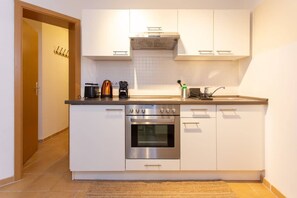 Kühlschrank, Herdplatte, Wasserkocher mit Kaffee-/Teezubehör