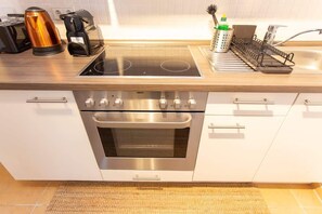 Fridge, stovetop, coffee/tea maker, cookware/dishes/utensils - FullHouse | Halle | R6 Roma (Halle (Saale))
