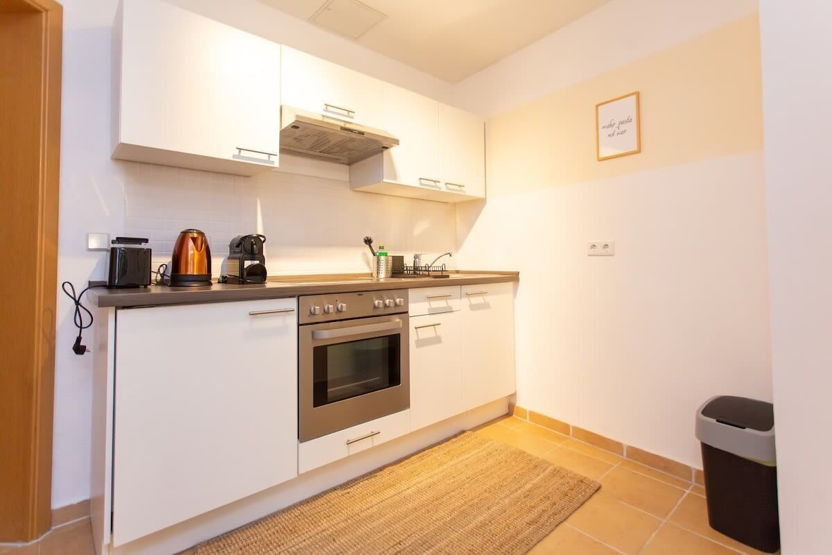 Kühlschrank, Herdplatte, Wasserkocher mit Kaffee-/Teezubehör