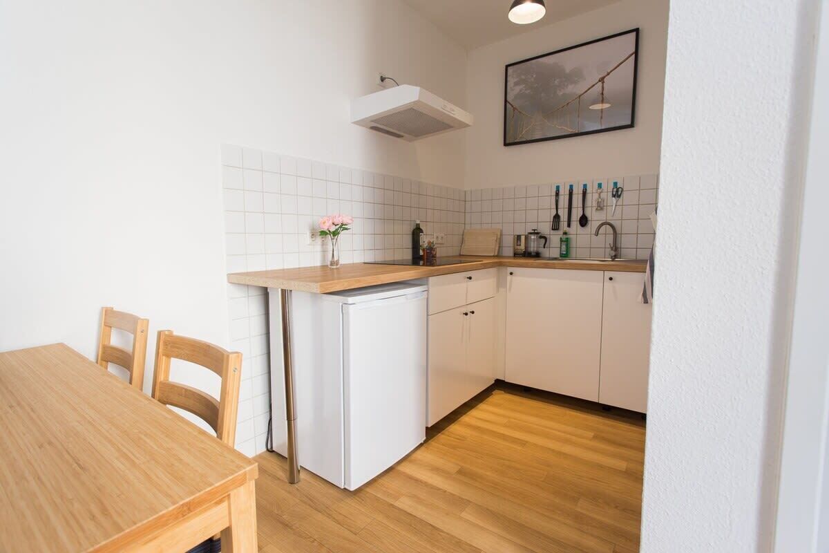 Kühlschrank, Mikrowelle, Herdplatte, Wasserkocher mit Kaffee-/Teezubehör