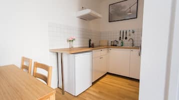 Een koelkast, een magnetron, een kookplaat