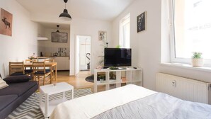 Um apartamento moderno com sala de estar, área de jantar e cozinha.
