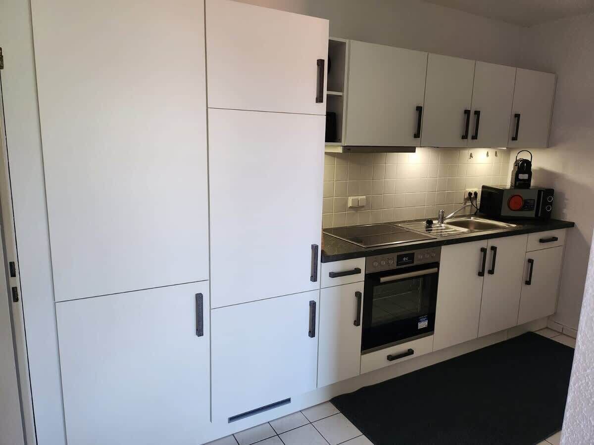 Kühlschrank, Ofen, Herdplatte, Wasserkocher mit Kaffee-/Teezubehör