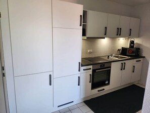 Frigorifero, forno, piano cottura, macchina per tè/caffè