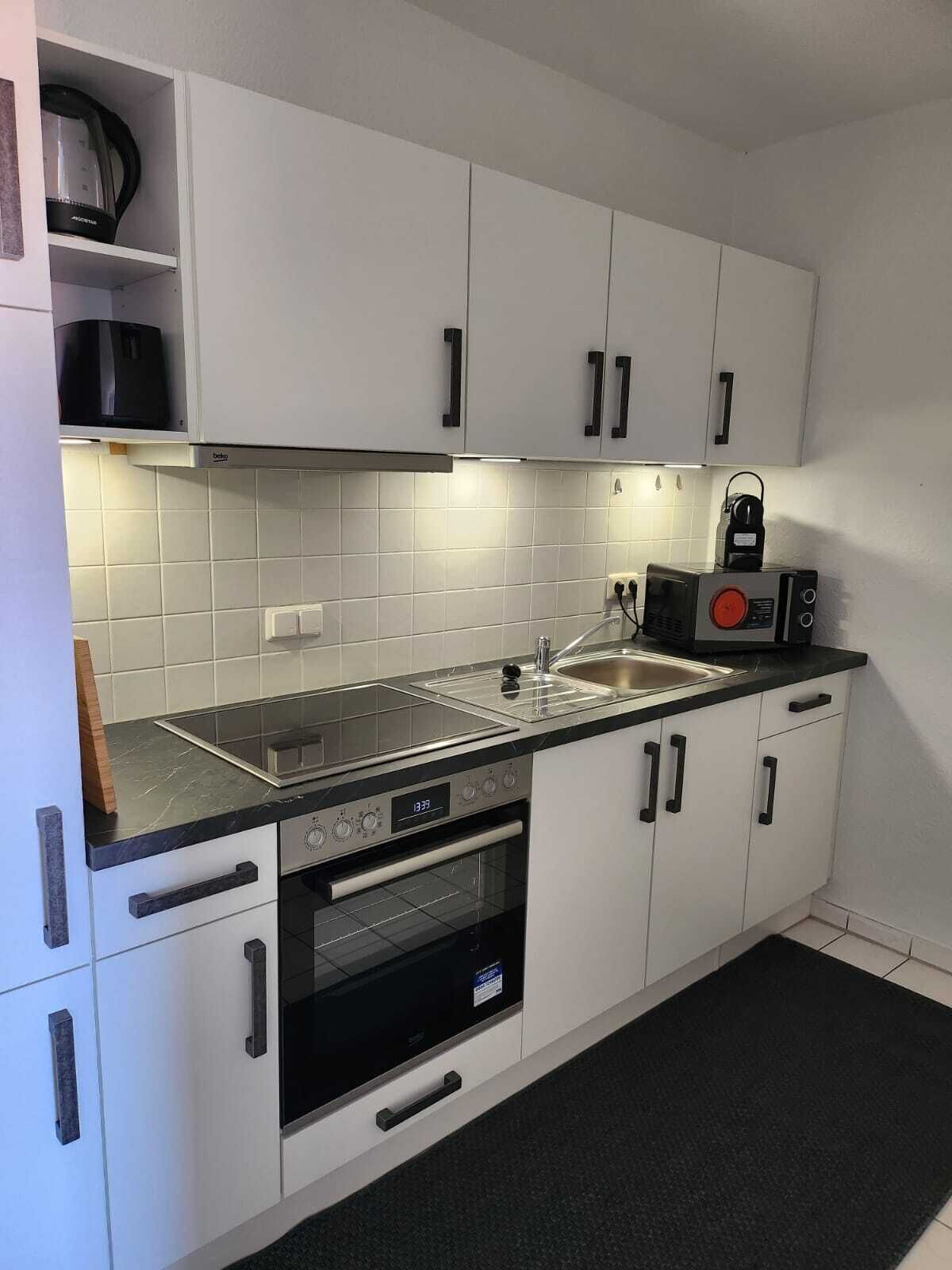 Frigorífico, horno, placa de cocina y cafetera o tetera