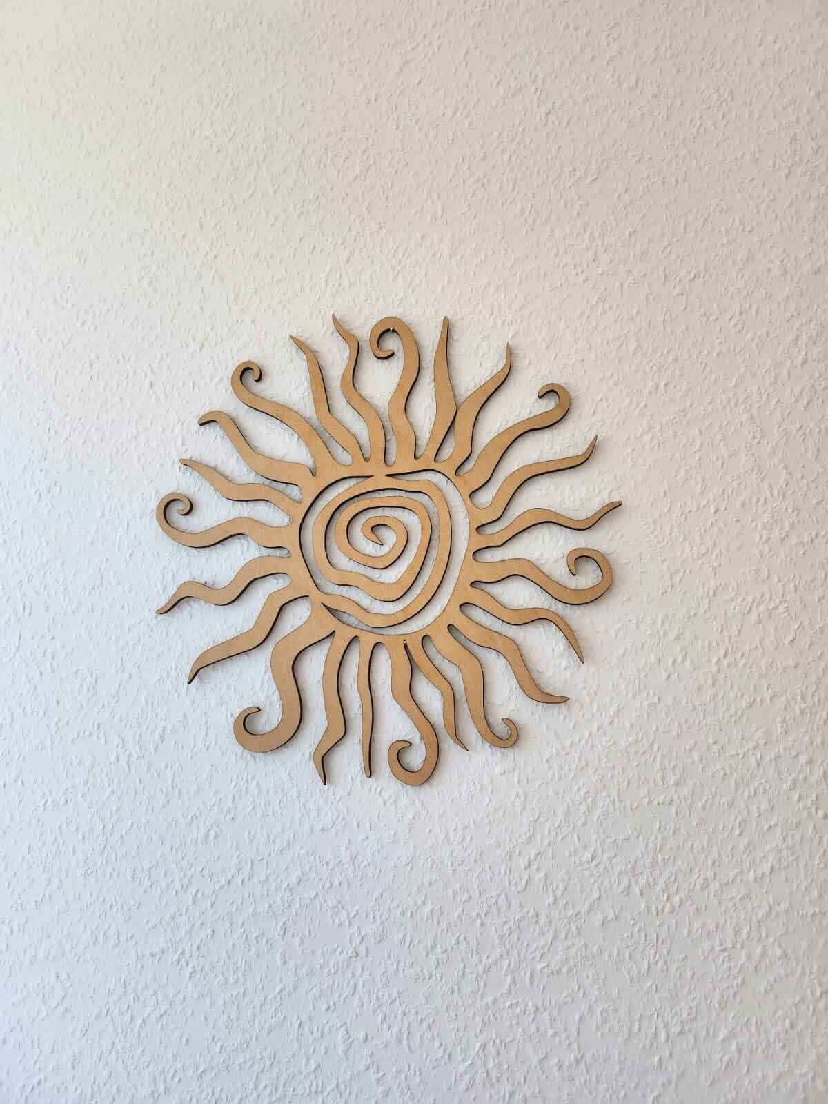Una decoración de sol de madera montada en la pared.