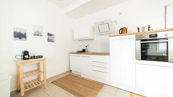 Kühlschrank, Ofen, Herdplatte, Wasserkocher mit Kaffee-/Teezubehör