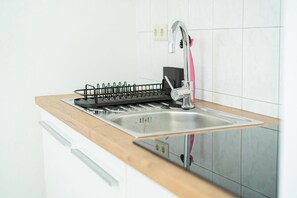 Kühlschrank, Ofen, Herdplatte, Wasserkocher mit Kaffee-/Teezubehör