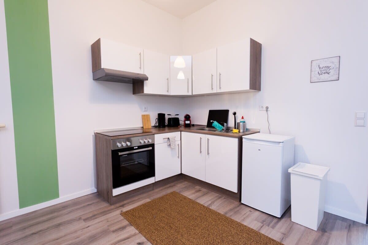 Uuni, liesi, kahvin-/teenkeitin, keittoastiat/astiat/ruokailuvälineet