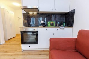 Frigorífico, placa de cocina, cafetera o tetera y tostadora