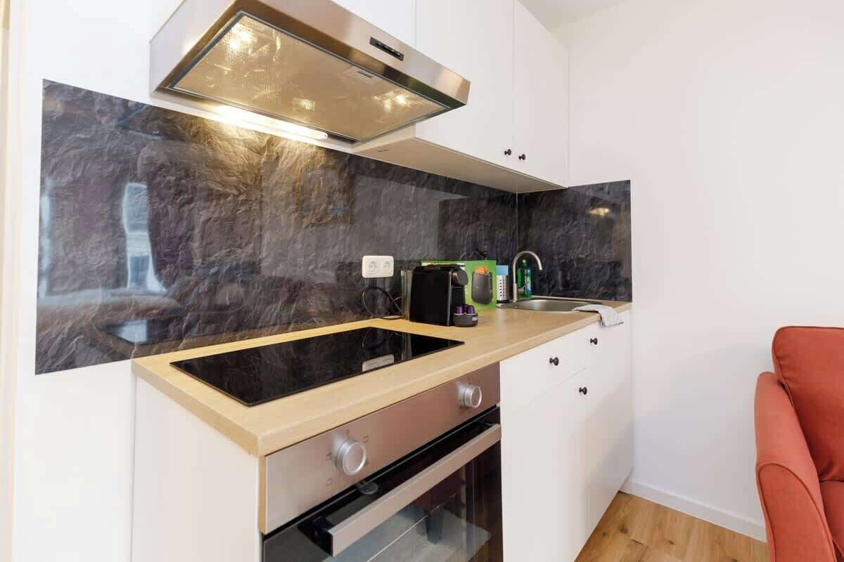 Kühlschrank, Herdplatte, Wasserkocher mit Kaffee-/Teezubehör, Toaster