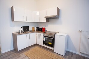 Kühlschrank, Ofen, Herdplatte, Wasserkocher mit Kaffee-/Teezubehör